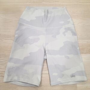 ALO YOGA Shorts In White Camo Size XS